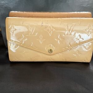 Louis Vuitton Vernis Sarah Wallet. Reposhing from @jebwa
